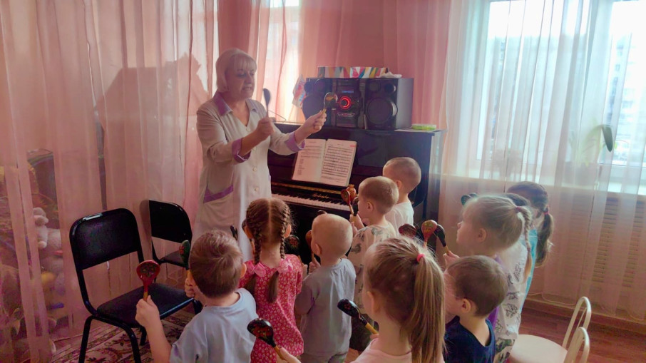 Игра на ложках в группе Игра на ложках в группе.